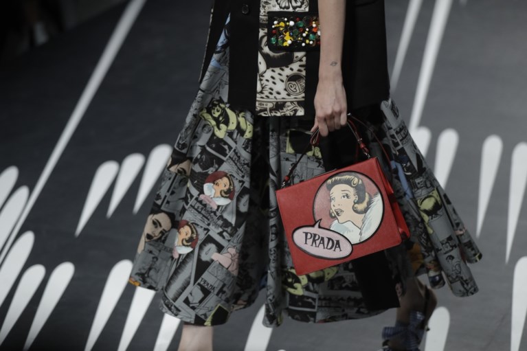 Prada zet de strijdlustige vrouw centraal