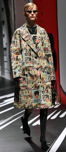 Prada zet de strijdlustige vrouw centraal