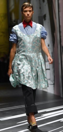 Prada zet de strijdlustige vrouw centraal