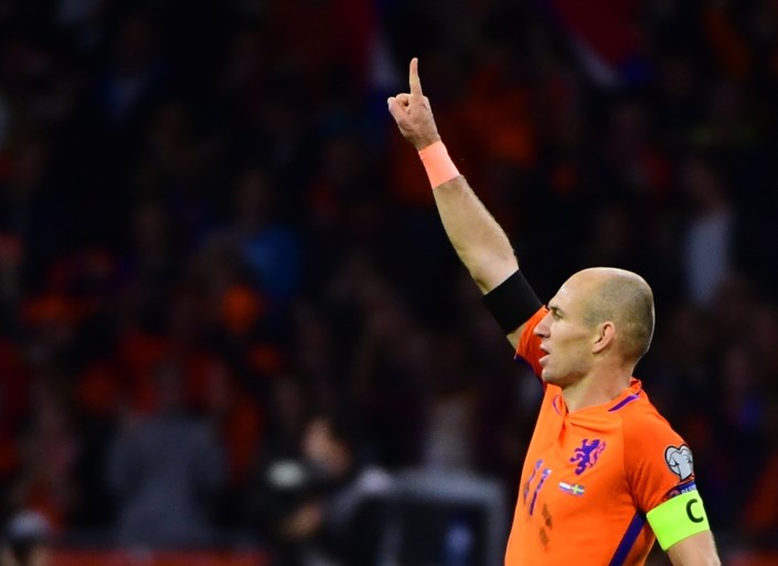 Nederland wint dankzij Robben maar komt vijf goals tekort, Ronaldo met Portugal naar WK