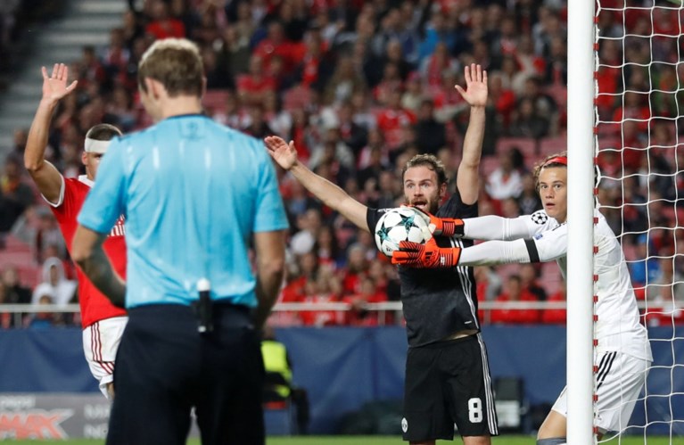 Debutant Mile Svilar flatert pijnlijk tegen Man United, Lineker denkt er het zijne van terwijl Lukaku goede daad verricht