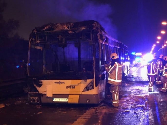 Bus van De Lijn brandt volledig uit op A12