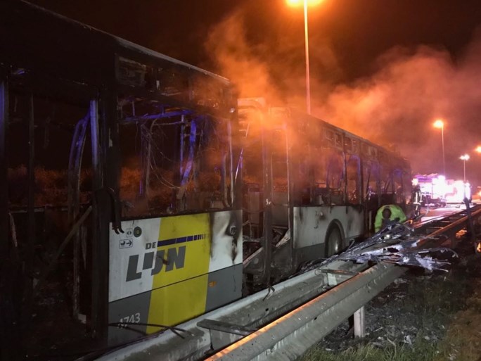 Bus van De Lijn brandt volledig uit op A12