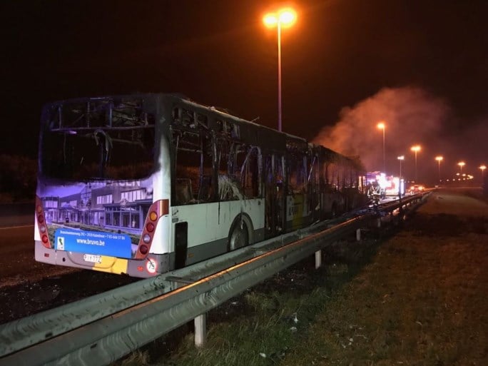 Bus van De Lijn brandt volledig uit op A12