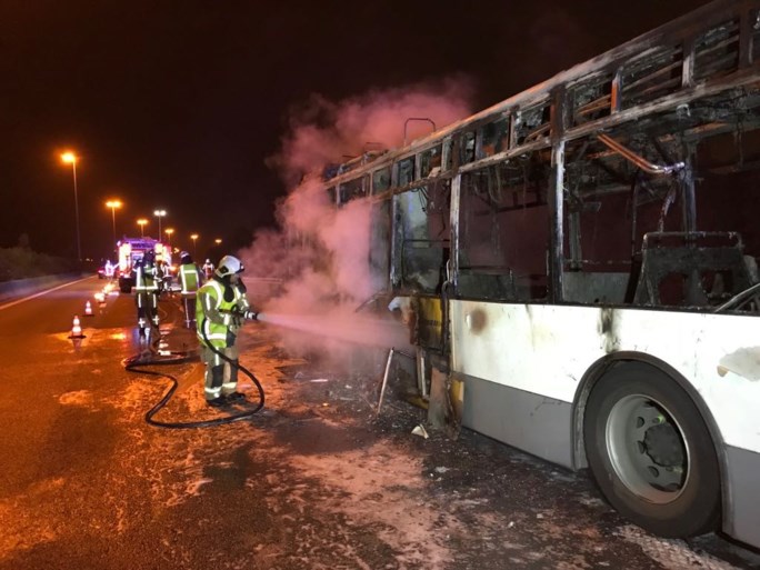 Bus van De Lijn brandt volledig uit op A12