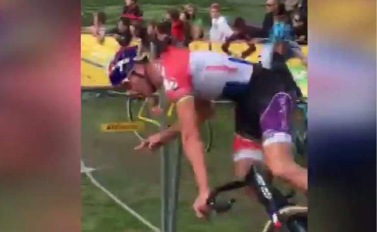 Van der Poel baalt na deze fatale val, Van Aert is niet mals voor organisatie: “Parcours was slecht afgemaakt”