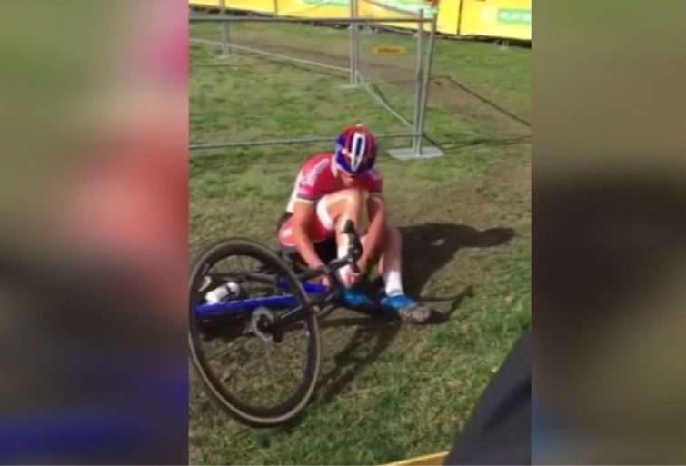 Van der Poel baalt na deze fatale val, Van Aert is niet mals voor organisatie: “Parcours was slecht afgemaakt”