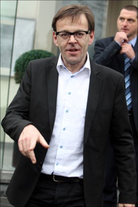 Kunstenaar Wim Delvoye wil “namen noemen van alle corrupte ambtenaren die een persoonlijke strijd en lastercampagne” tegen hem voeren