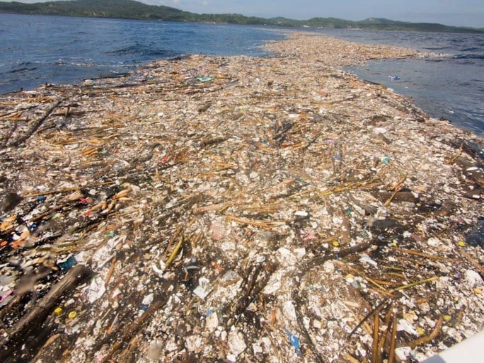 Schokkende foto’s tonen zee van plastic in tropisch paradijs