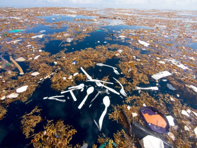 Schokkende foto’s tonen zee van plastic in tropisch paradijs