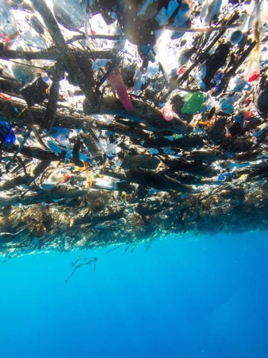 Schokkende foto’s tonen zee van plastic in tropisch paradijs