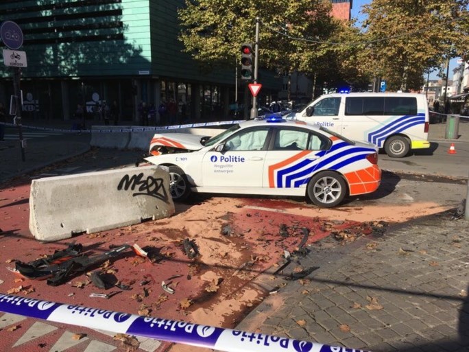 Twee politiewagens crashen na lange achtervolging in Antwerpen