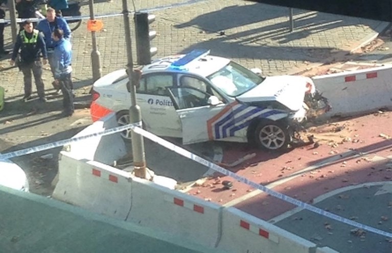 Twee politiewagens crashen na lange achtervolging in Antwerpen