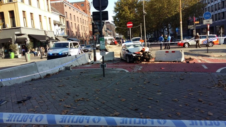 Twee politiewagens crashen na lange achtervolging in Antwerpen