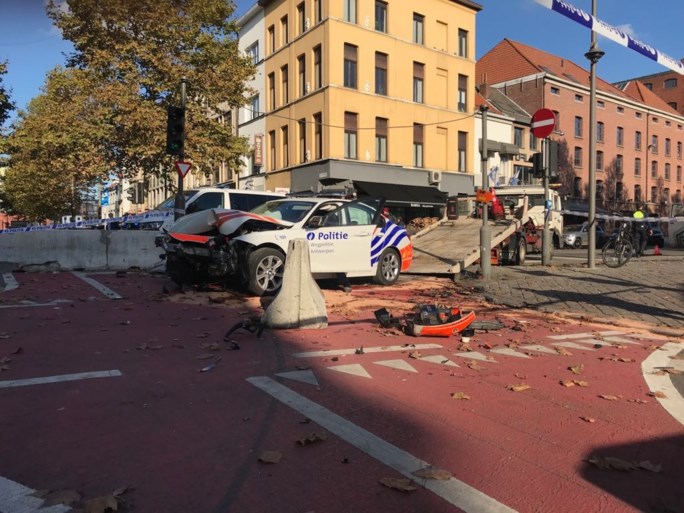 Twee politiewagens crashen na lange achtervolging in Antwerpen