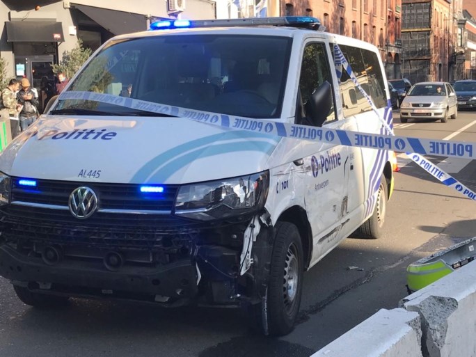 Twee politiewagens crashen na lange achtervolging in Antwerpen