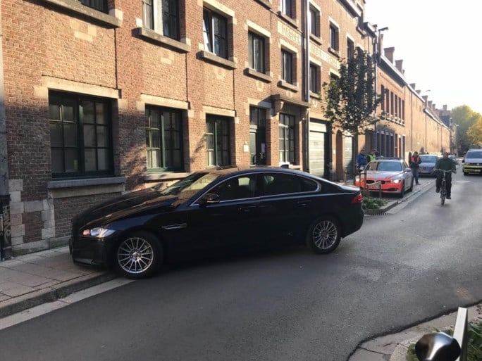 Twee politiewagens crashen na lange achtervolging in Antwerpen