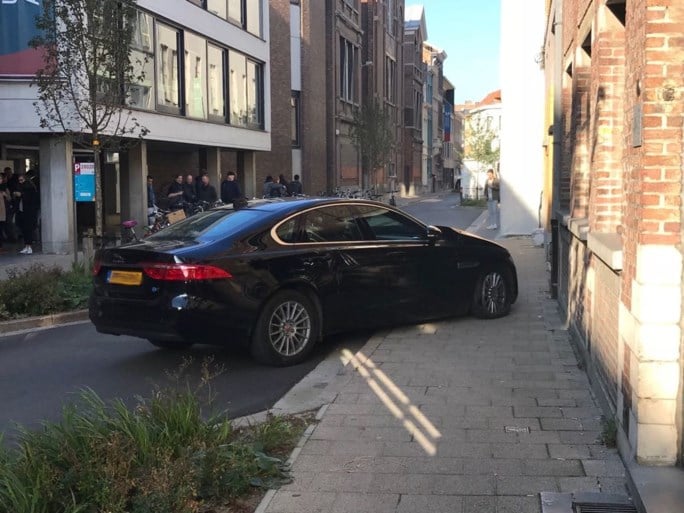 Twee politiewagens crashen na lange achtervolging in Antwerpen