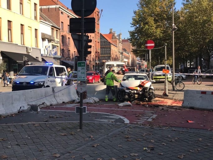 Twee politiewagens crashen na lange achtervolging in Antwerpen