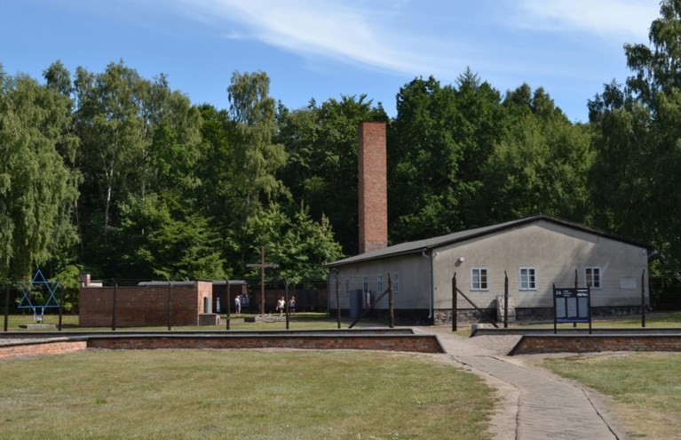 Opschudding door groep mannen en vrouwen die naakt tikkertje spelen in gaskamer van concentratiekamp