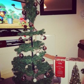 Chloe (27) was vol verwachting toen ze deze kerstboom kocht. Maar eens thuis kwam ze niet meer bij van het lachen