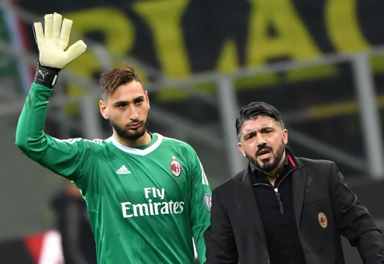 Toptalent van AC Milan barst in tranen uit na nieuwe uithaal van de eigen fans: “Je broer is een parasiet!”