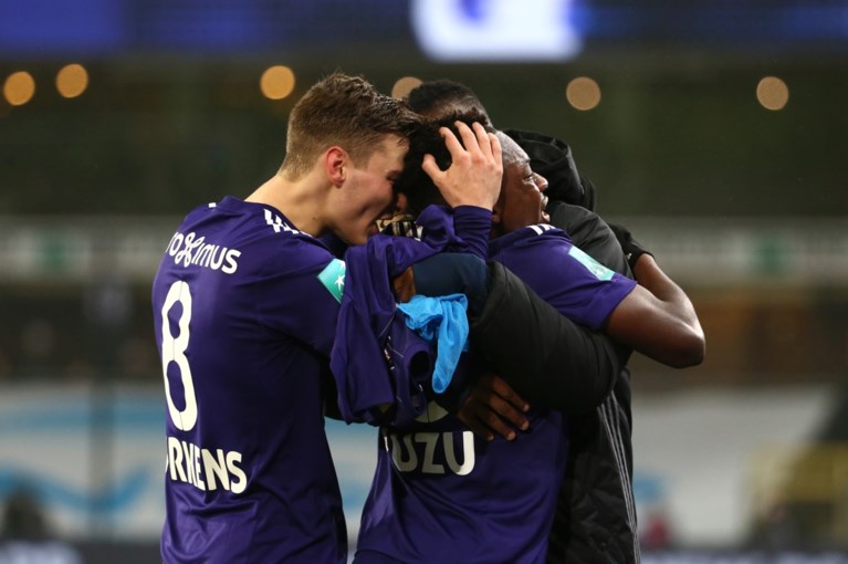 Huilende debutant bezorgt Anderlecht broodnodige zege, sterkhouder Onyekuru mogelijk lang out