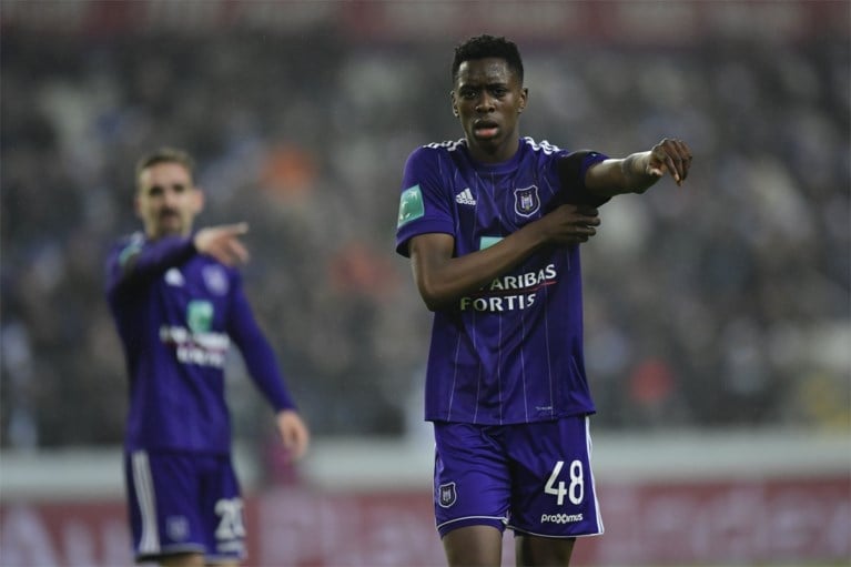 Huilende debutant bezorgt Anderlecht broodnodige zege, sterkhouder Onyekuru mogelijk lang out
