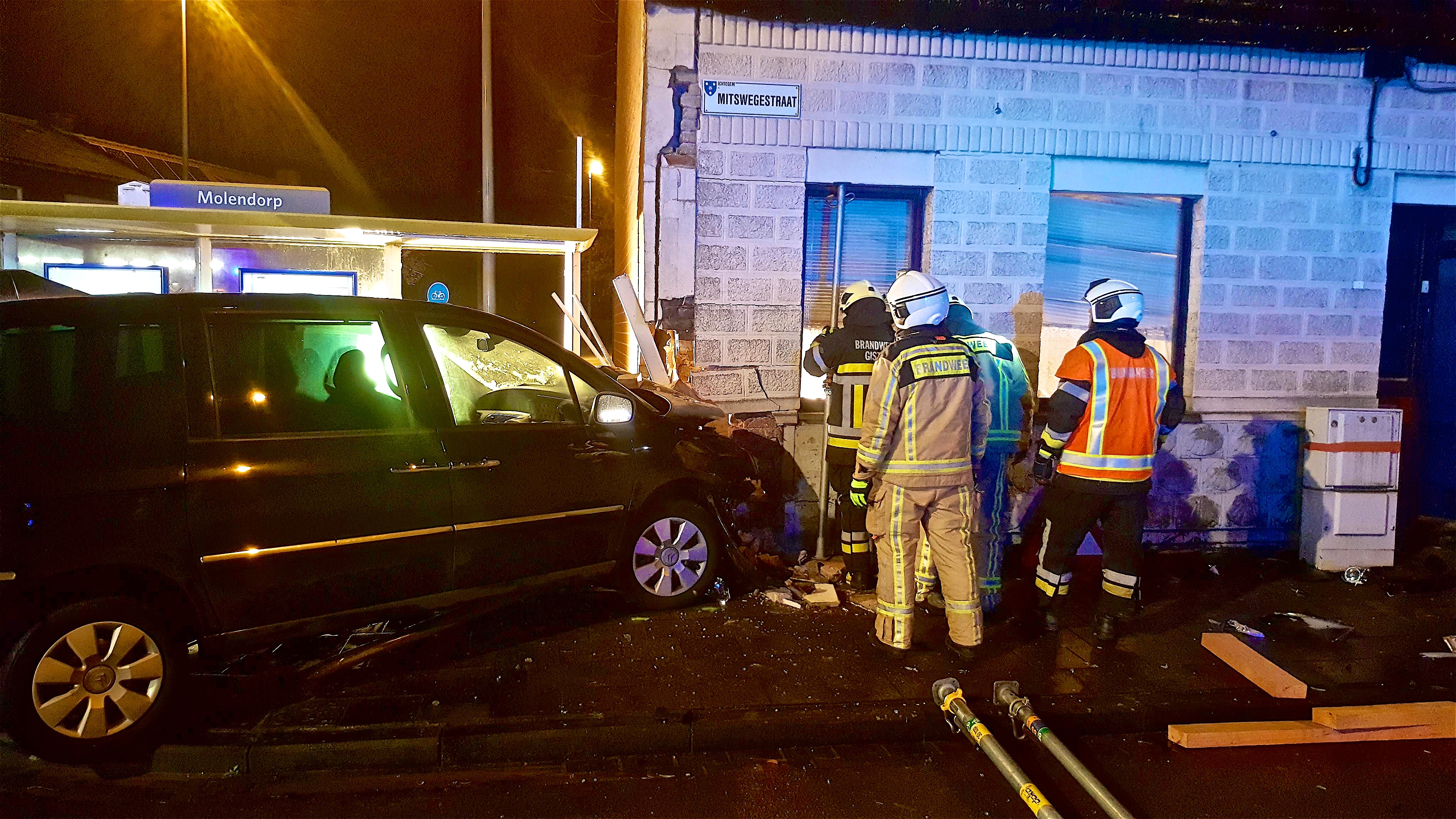 Personenwagen knalt op gevel van hoekwoning (Ichtegem) - Het Nieuwsblad