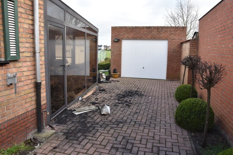 Agenten redden slapende vrouw (93) uit woningbrand