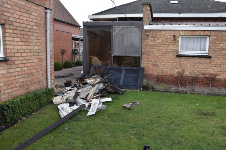 Agenten redden slapende vrouw (93) uit woningbrand