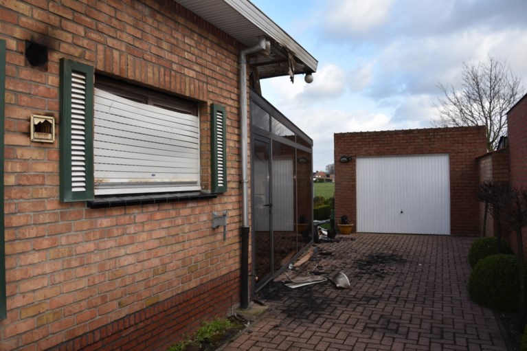 Agenten redden slapende vrouw (93) uit woningbrand