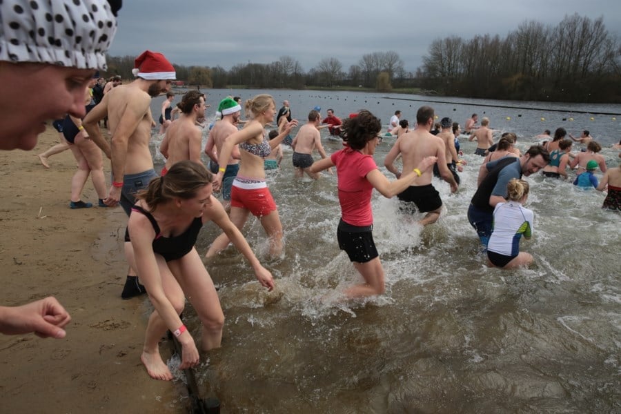 Ruim 300 Ijsberen Trotseren Kou Op Twaalfde Bibberduik Gent Het Nieuwsblad Mobile