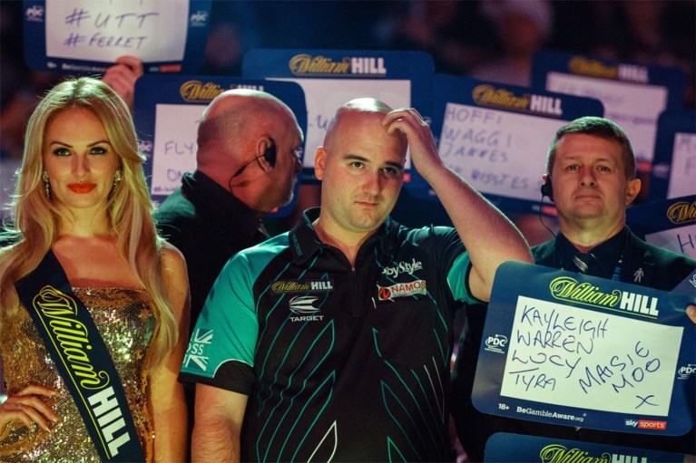 Zowel Formule 1 als darts schrappen traditie van schaarsgeklede dames (en dat veroorzaakt controverse)