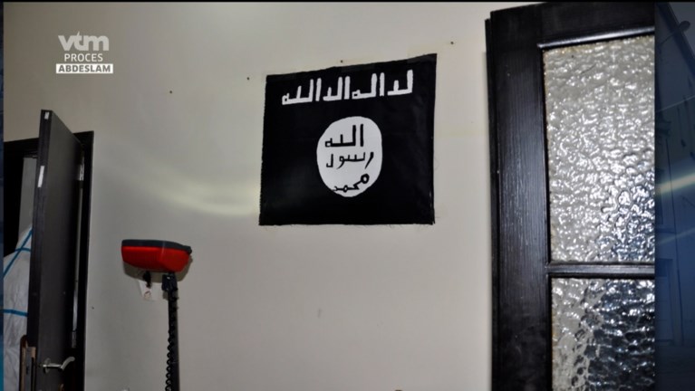 Foto’s tonen hoe hevig de schietpartij was in appartement waar Abdeslam zich schuilhield