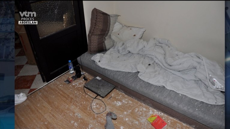 Foto’s tonen hoe hevig de schietpartij was in appartement waar Abdeslam zich schuilhield