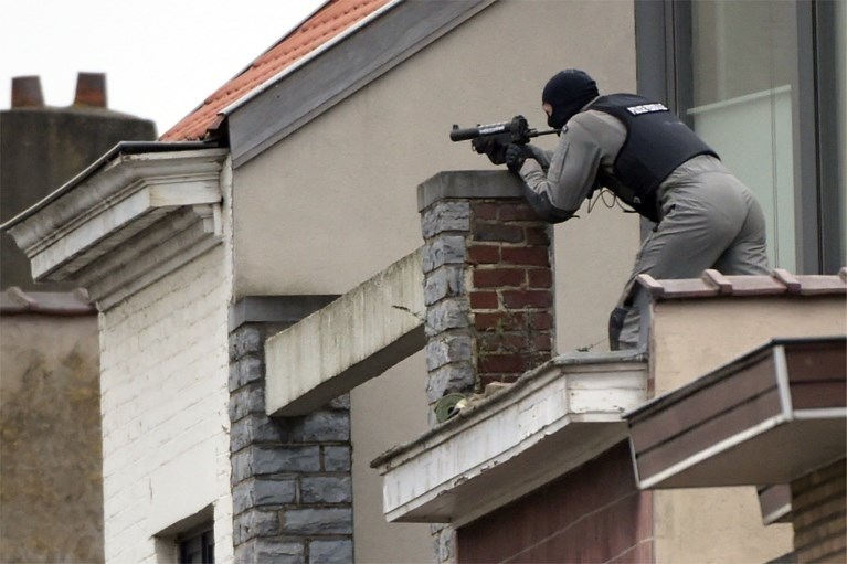 Foto’s tonen hoe hevig de schietpartij was in appartement waar Abdeslam zich schuilhield