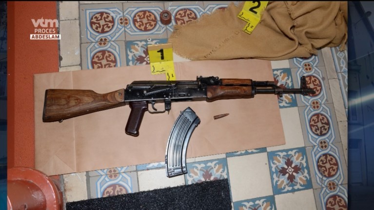 Foto’s tonen hoe hevig de schietpartij was in appartement waar Abdeslam zich schuilhield