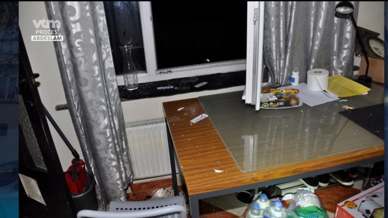 Foto’s tonen hoe hevig de schietpartij was in appartement waar Abdeslam zich schuilhield