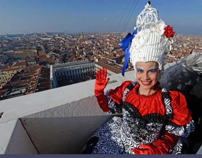 Traditionele ‘Engelenvlucht’ geeft startschot van carnaval van Venetië