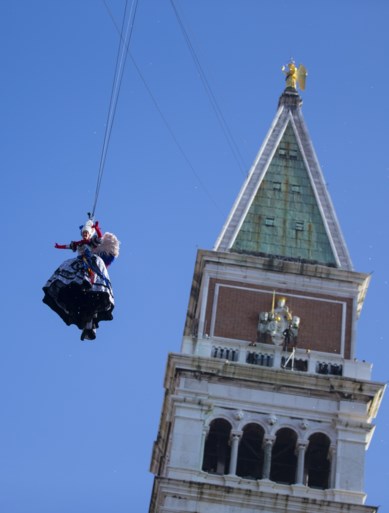 Traditionele ‘Engelenvlucht’ geeft startschot van carnaval van Venetië