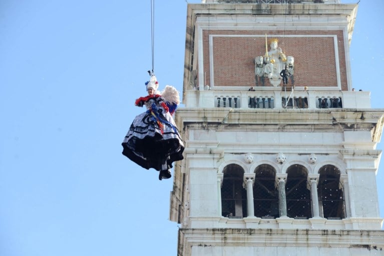 Traditionele ‘Engelenvlucht’ geeft startschot van carnaval van Venetië