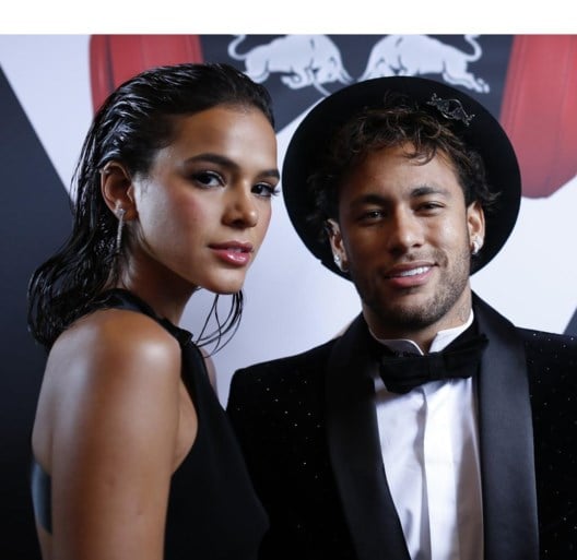 Neymar blaast 26 kaarsjes uit in stijl met glamourfeest in Parijs