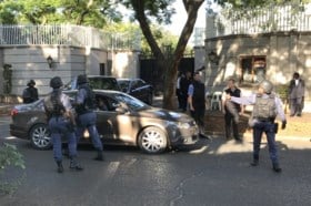 De laatste nagel in de doodskist van Zuma? Zuid-Afrikaanse elite-eenheid valt binnen in luxevilla van Indiase familie