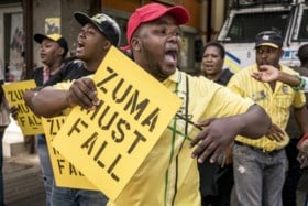 De laatste nagel in de doodskist van Zuma? Zuid-Afrikaanse elite-eenheid valt binnen in luxevilla van Indiase familie
