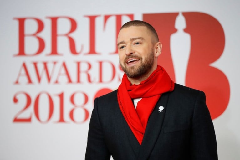 Een sportwagen die live wordt kapotgeslagen, Ed Sheeran met lege handen, een koude douche en veel witte rozen: dit waren de Brit Awards
