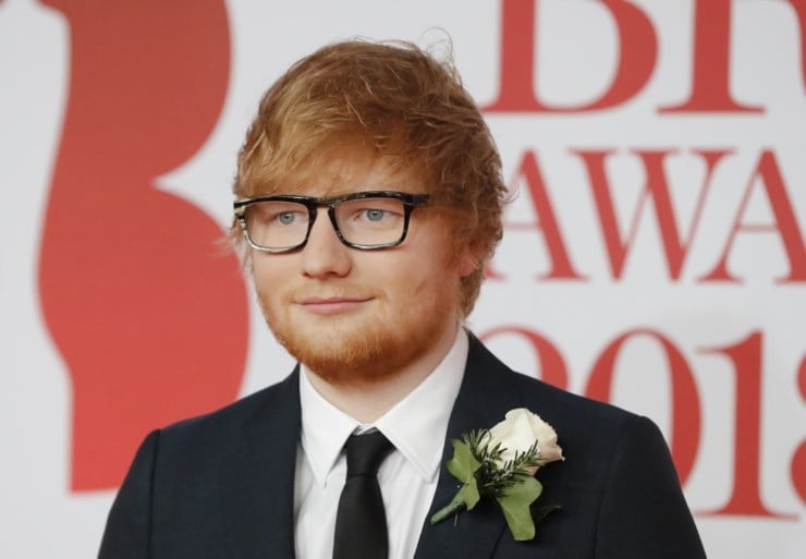 Een sportwagen die live wordt kapotgeslagen, Ed Sheeran met lege handen, een koude douche en veel witte rozen: dit waren de Brit Awards