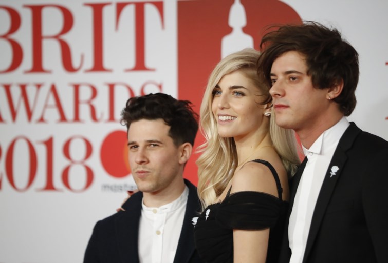 Een sportwagen die live wordt kapotgeslagen, Ed Sheeran met lege handen, een koude douche en veel witte rozen: dit waren de Brit Awards