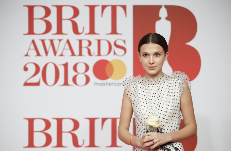Een sportwagen die live wordt kapotgeslagen, Ed Sheeran met lege handen, een koude douche en veel witte rozen: dit waren de Brit Awards