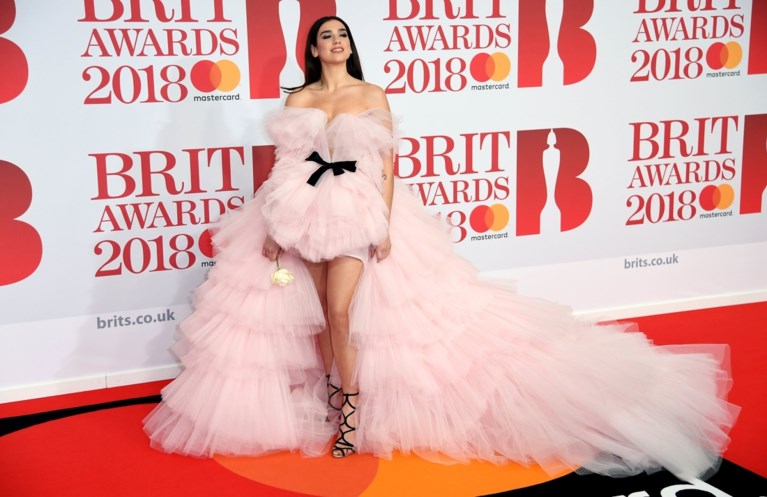 Een sportwagen die live wordt kapotgeslagen, Ed Sheeran met lege handen, een koude douche en veel witte rozen: dit waren de Brit Awards